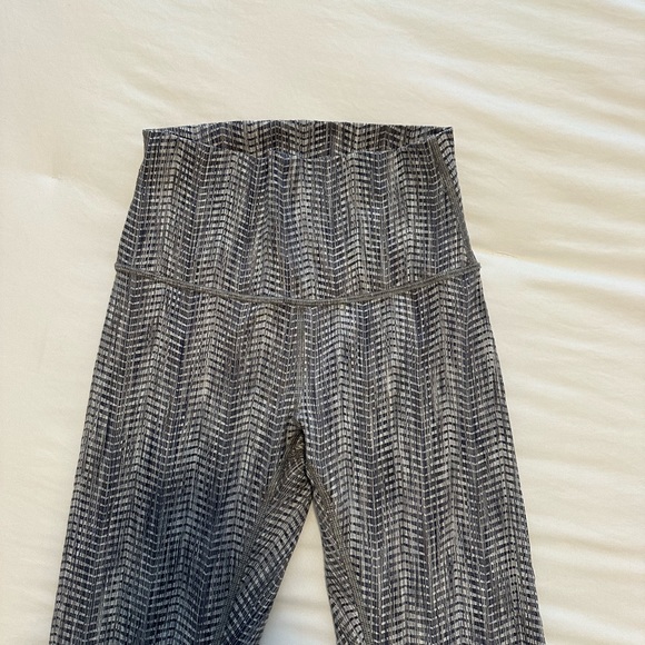 LULULEMON LEGGINGS - SIZE 4 - Picture 9 of 9